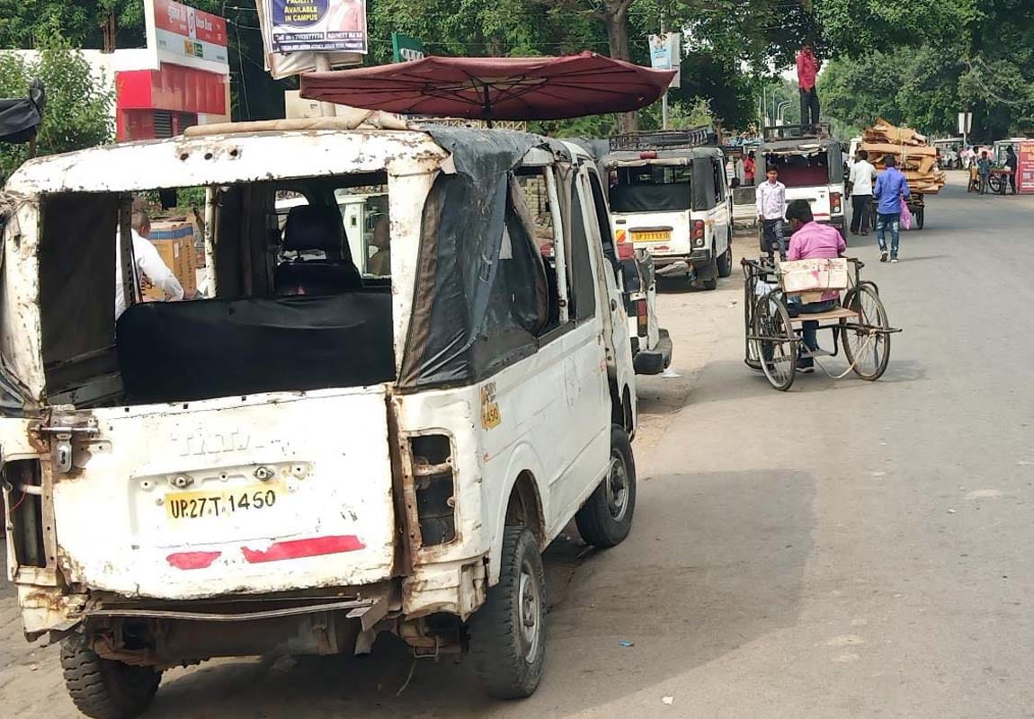 Illegal taxi stand running on the highway