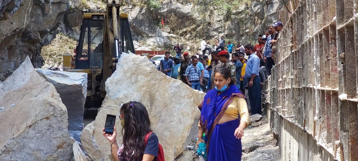Two-hour jam near Karnprayag due to rock break on Badrinath Highway