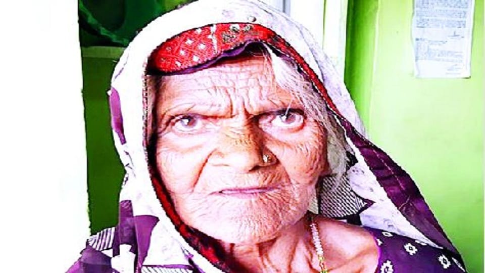 miscreants looted cash and jewelery by luring old lady to leave the house by car in mainpuri