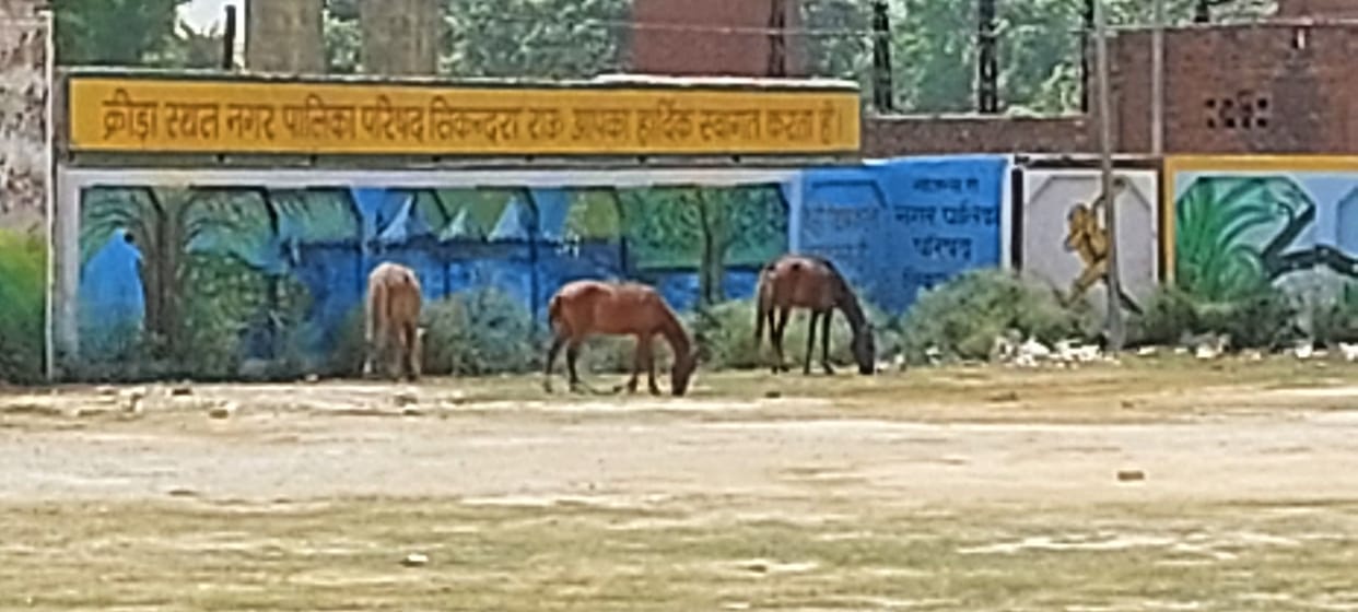 Hathras: Earlier contractors used to make slabs, now loader vehicles stand