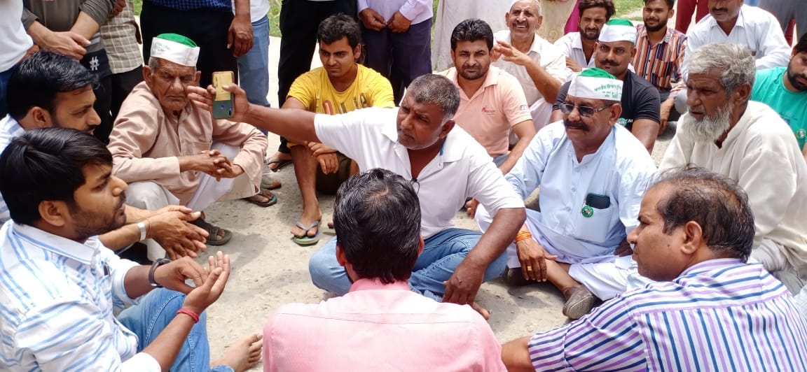 Bhakiyu Tomar protested against the attitude of the electricians