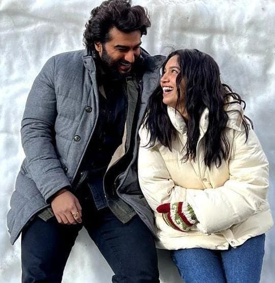 Bollywood stars Arjun and Bhumi reached Nainital late in the evening for shooting