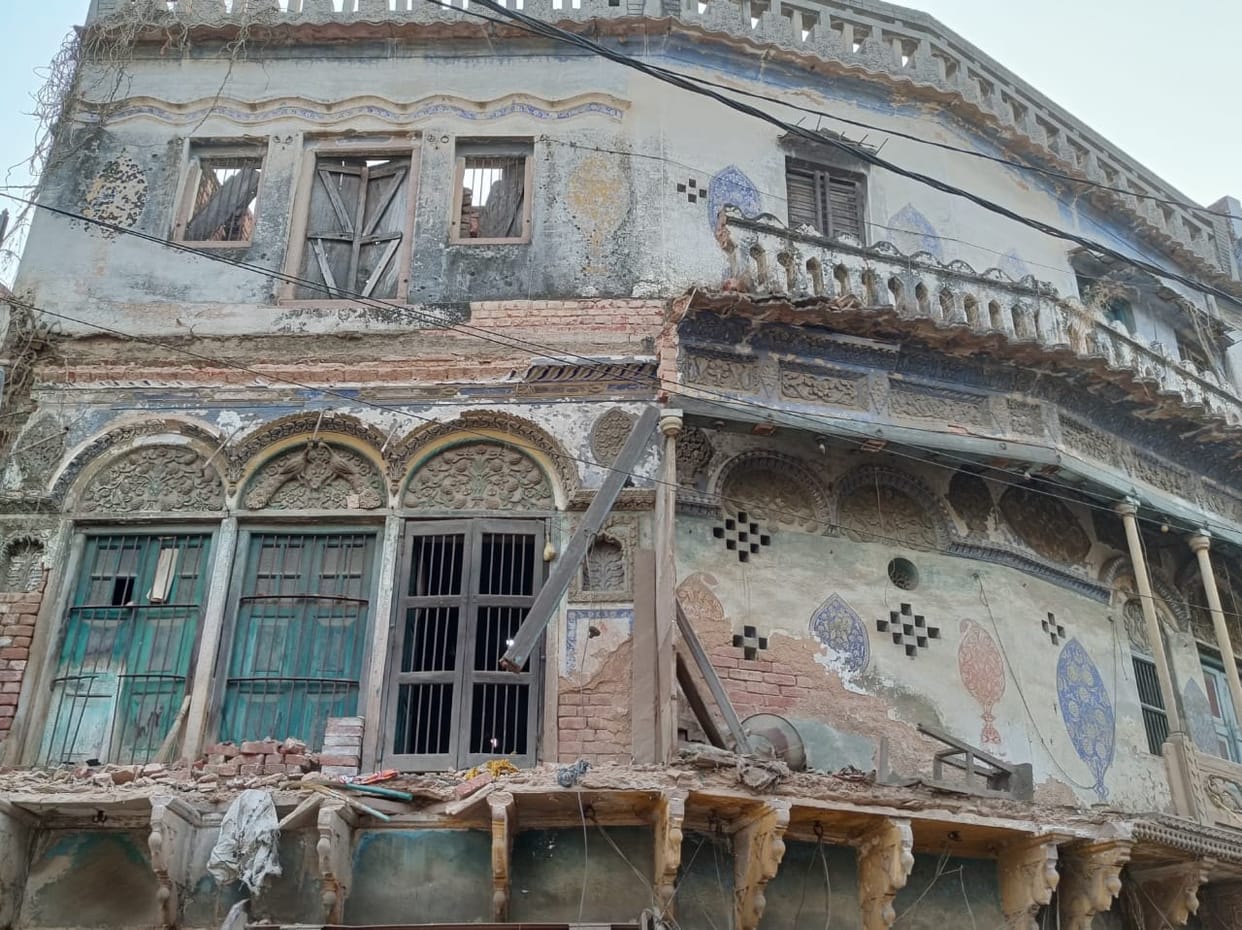 The administration remembers the dilapidated buildings only in the accident and rain