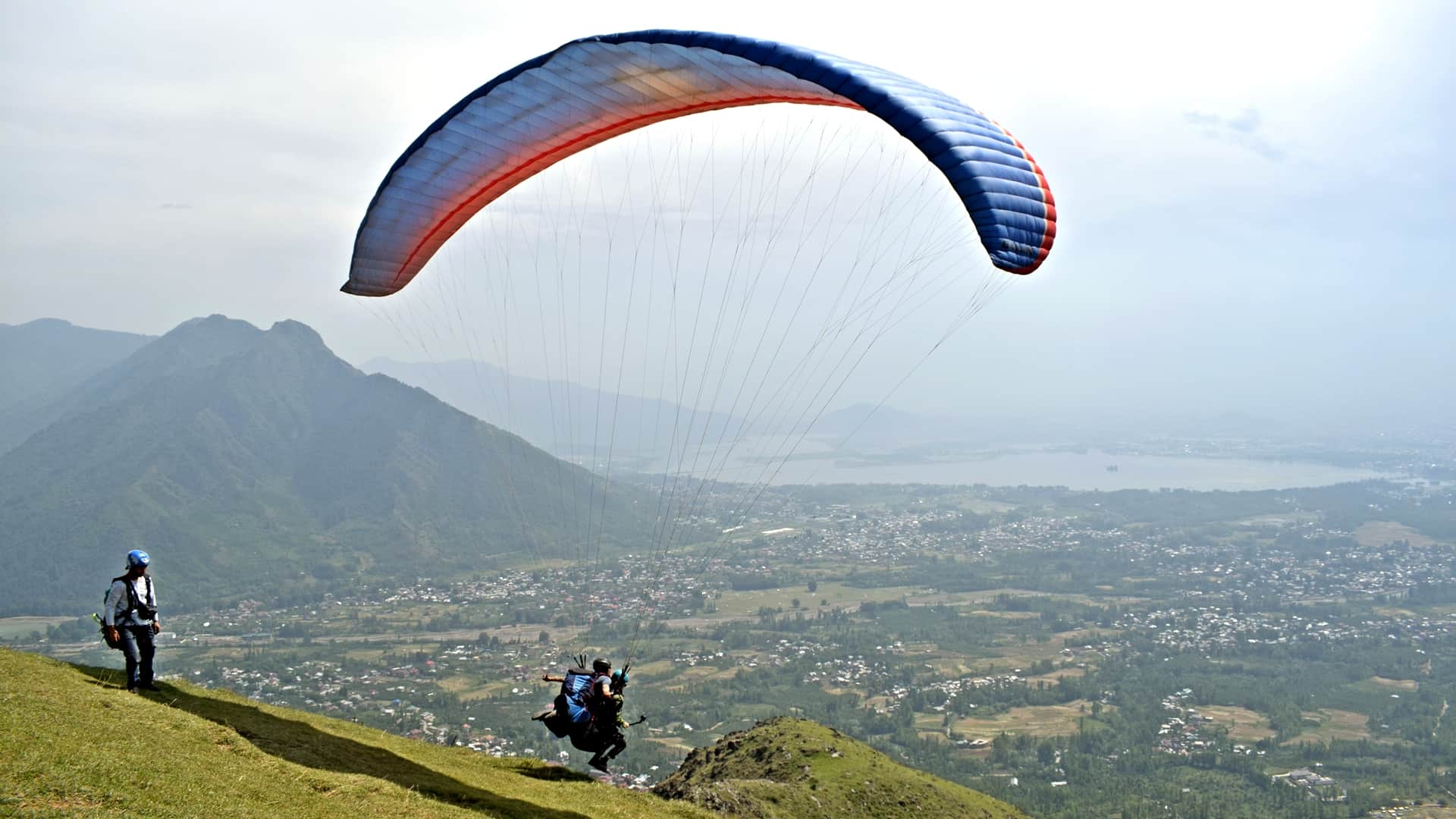 Paragliding in Kashmir Photos Tourists enjoy Paragliding over city and Dal Lake in Srinagar