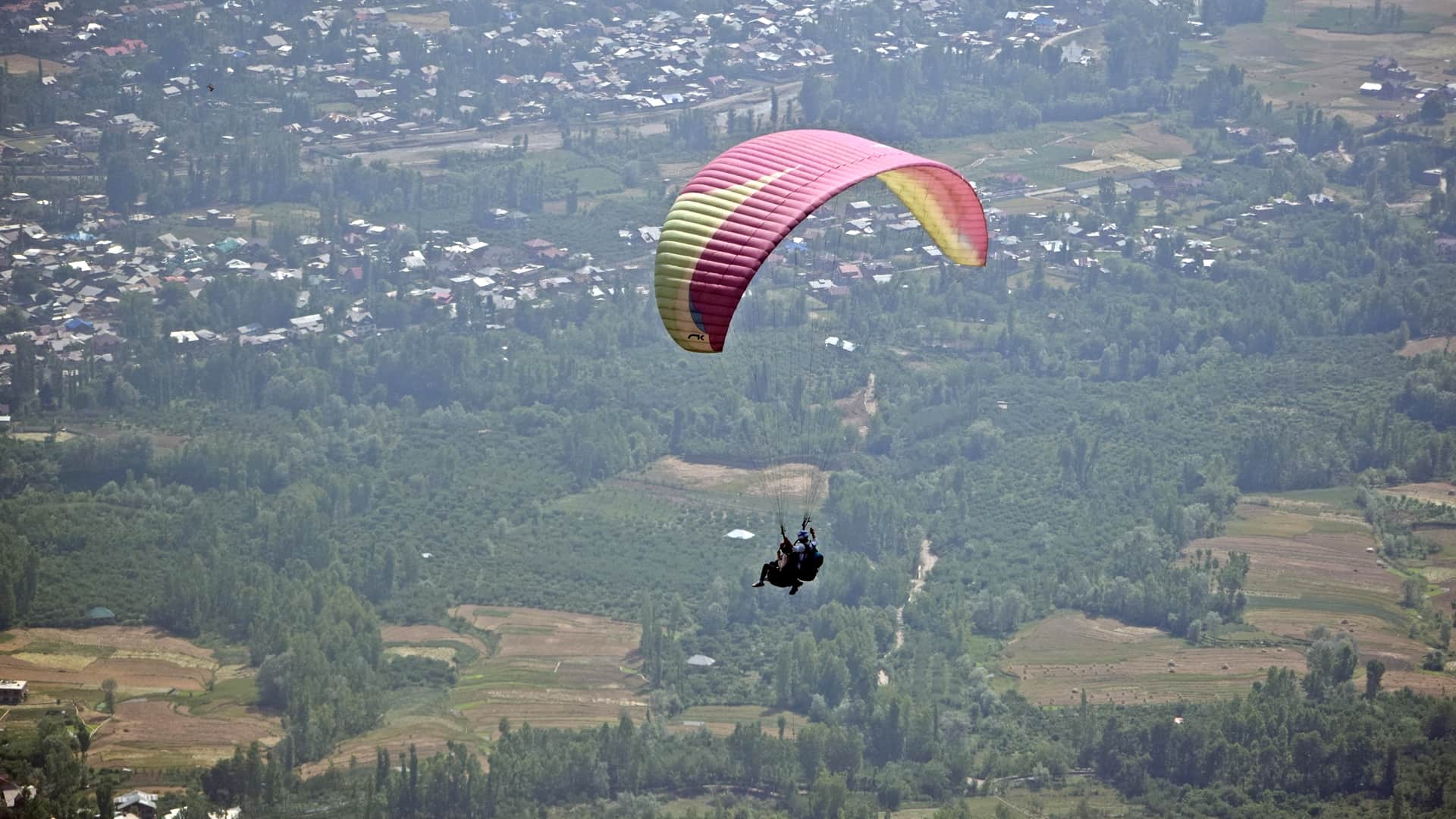 Paragliding in Kashmir Photos Tourists enjoy Paragliding over city and Dal Lake in Srinagar