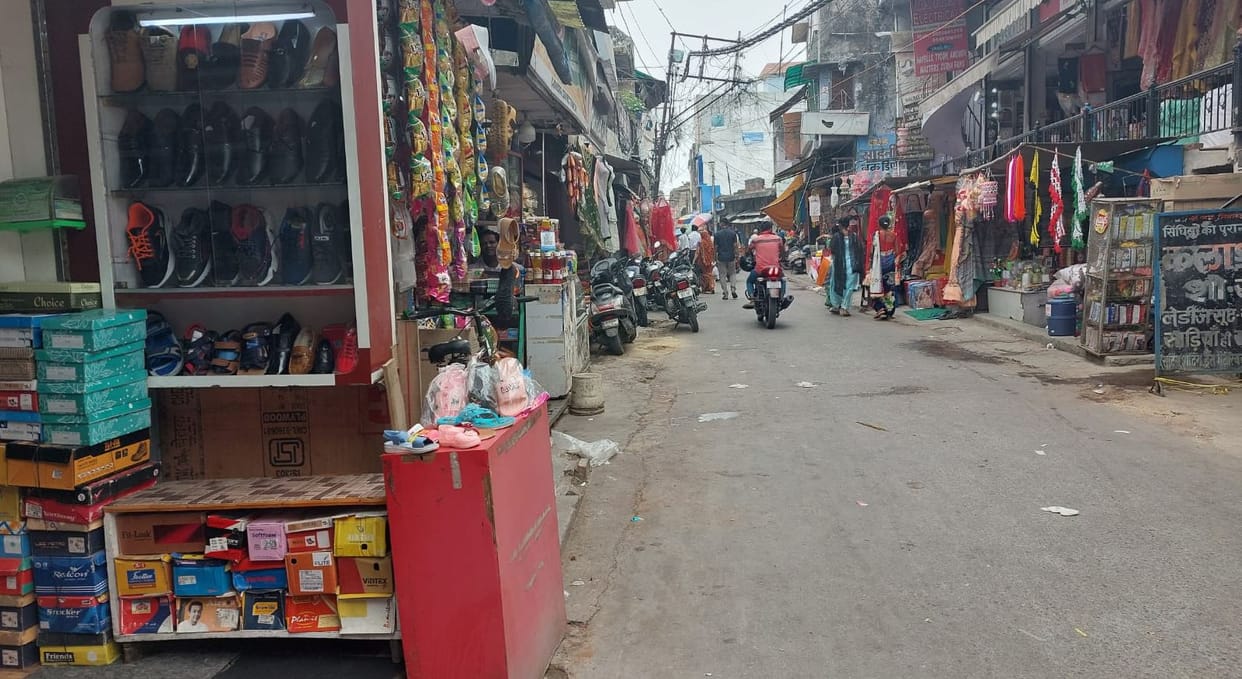 Remove the handcarts from the road.. Now clear the pavement too, sir