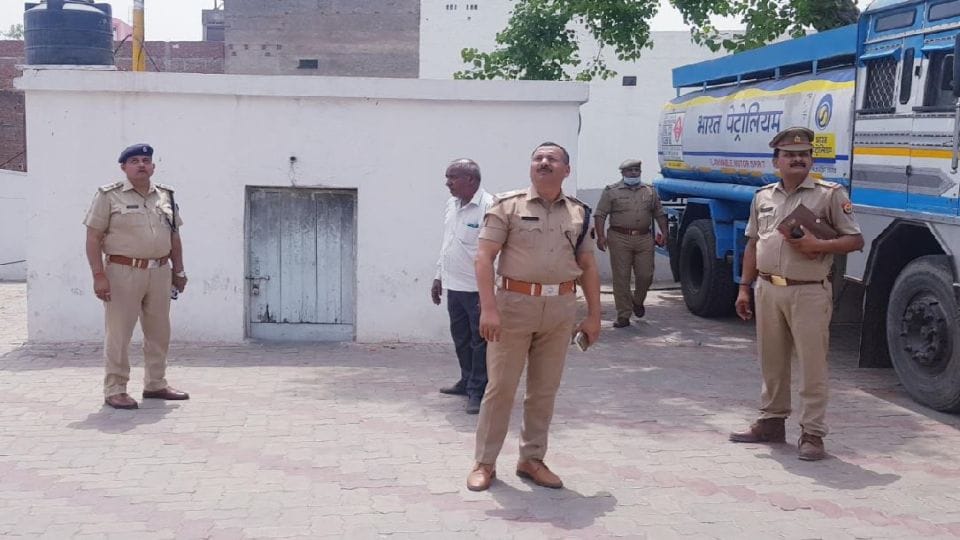 petrol pump worker dead body hanged after murder in etah