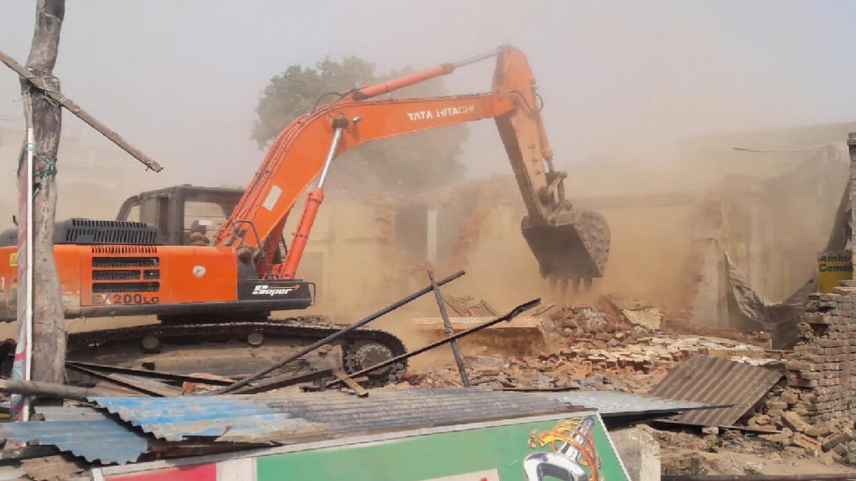 Jhansi: Bulldozers ran at Gulshan Yadav's house, had occupied municipal land