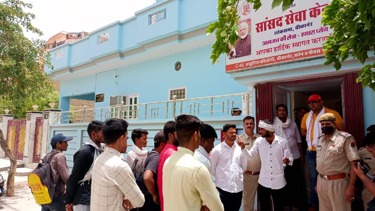 SFI demonstrated outside residence of Union Minister Arjun Ram Meghwal