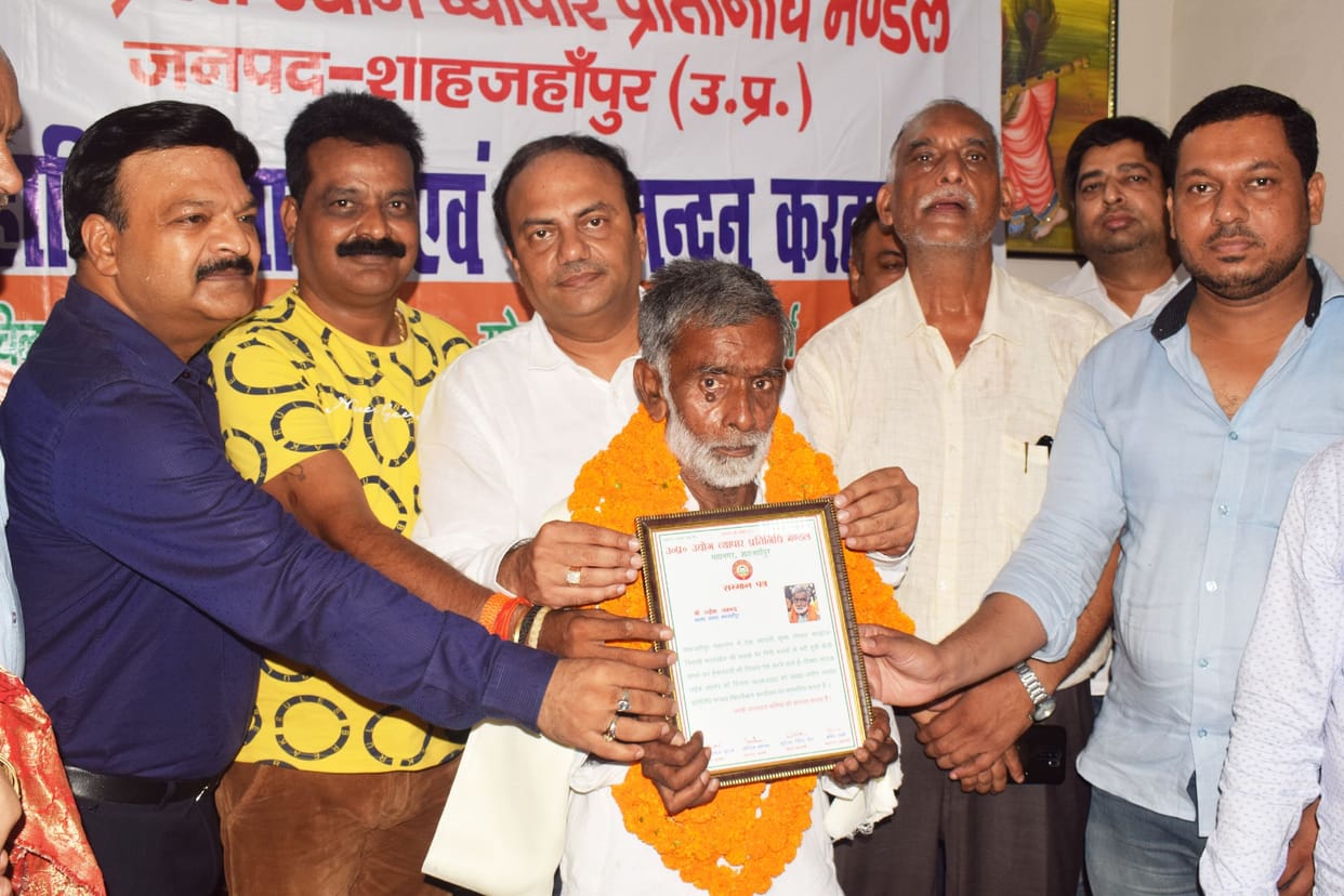 Traders honored the rickshaw driver