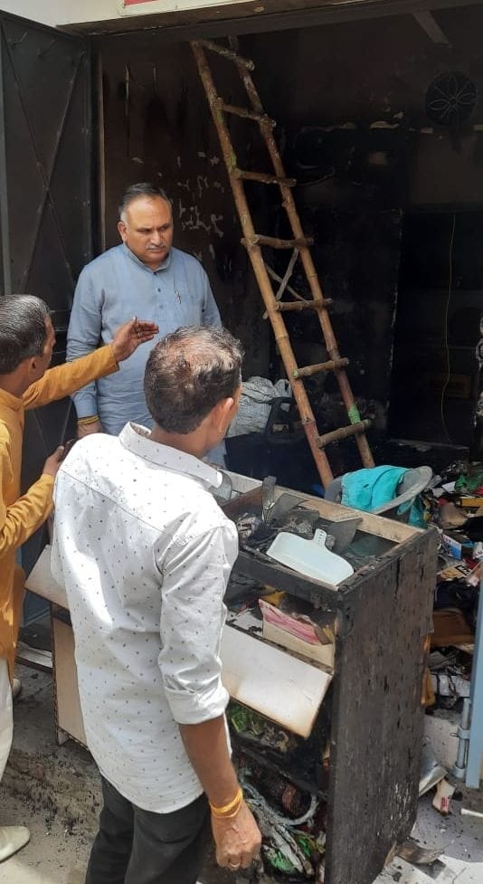 Fire in cosmetic shop, goods worth lakhs burnt