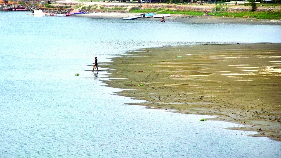 yamuna on the verge of drying up problem of water supply affected in delhi today