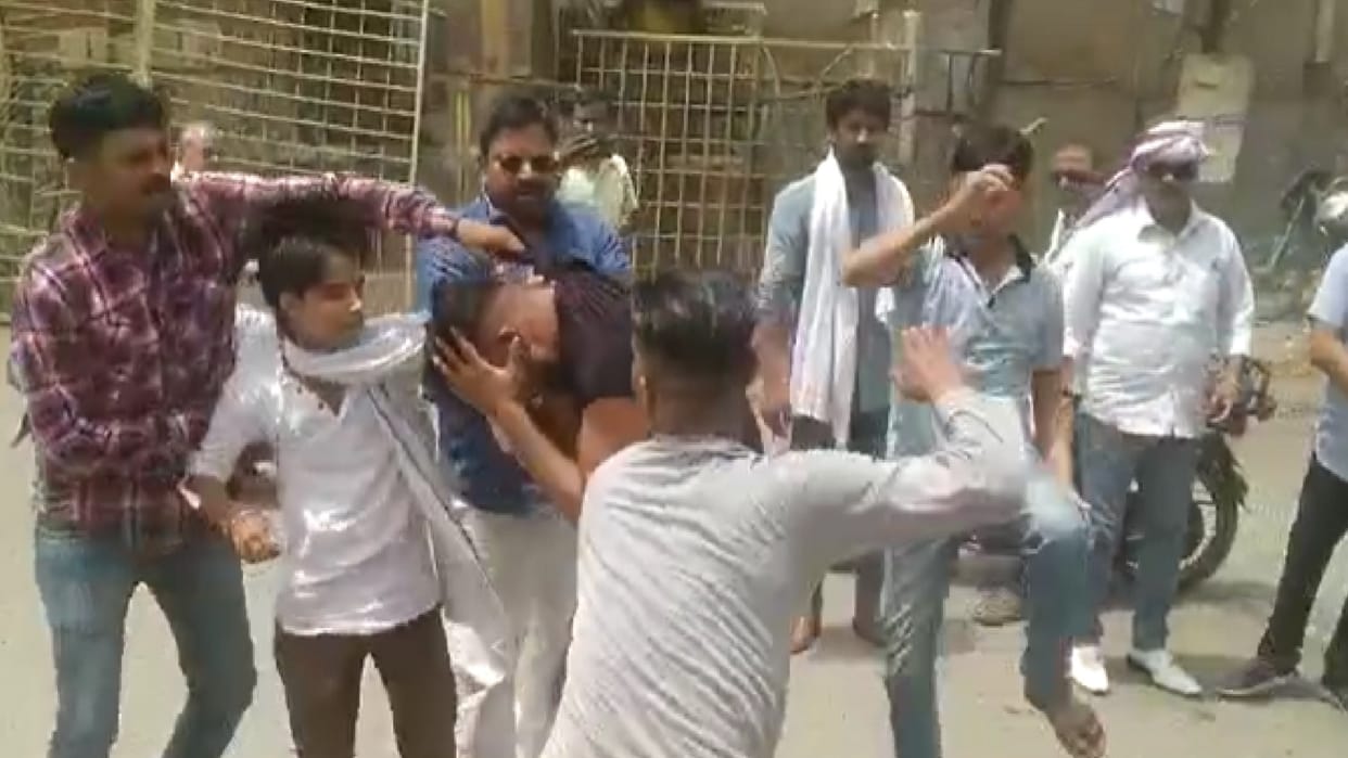 People thrashed accused youth who harassed girl in Aligarh