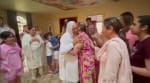 डेरा प्रमुख की बेटी अपने परिवार के साथ विदेश जाने के लिए रवाना होती हुई। संवाद
