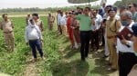परौंख में हेलीपैड बनाने के लिए जगह का निरीक्षण करते मंडलायुक्त राजशेखर व आईजी प्रशांत कुमार। सं?