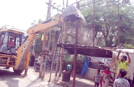 JCB roared from Naurangabad intersection to SDM residence