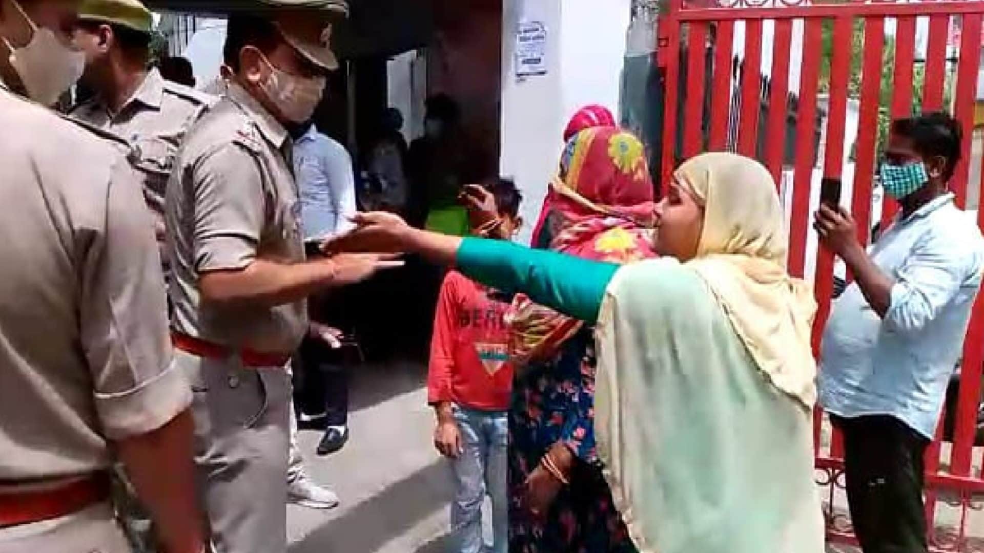 Baghpat: Four women reached the police station together to commit self-immolation,