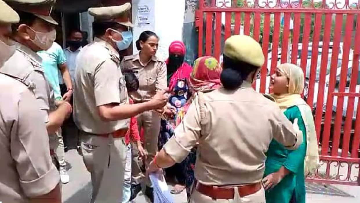 Baghpat: Four women reached the police station together to commit self-immolation,