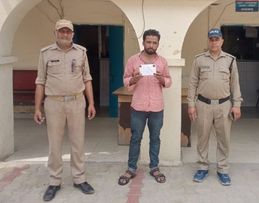 A young man caught in the theft of lakhs from the house