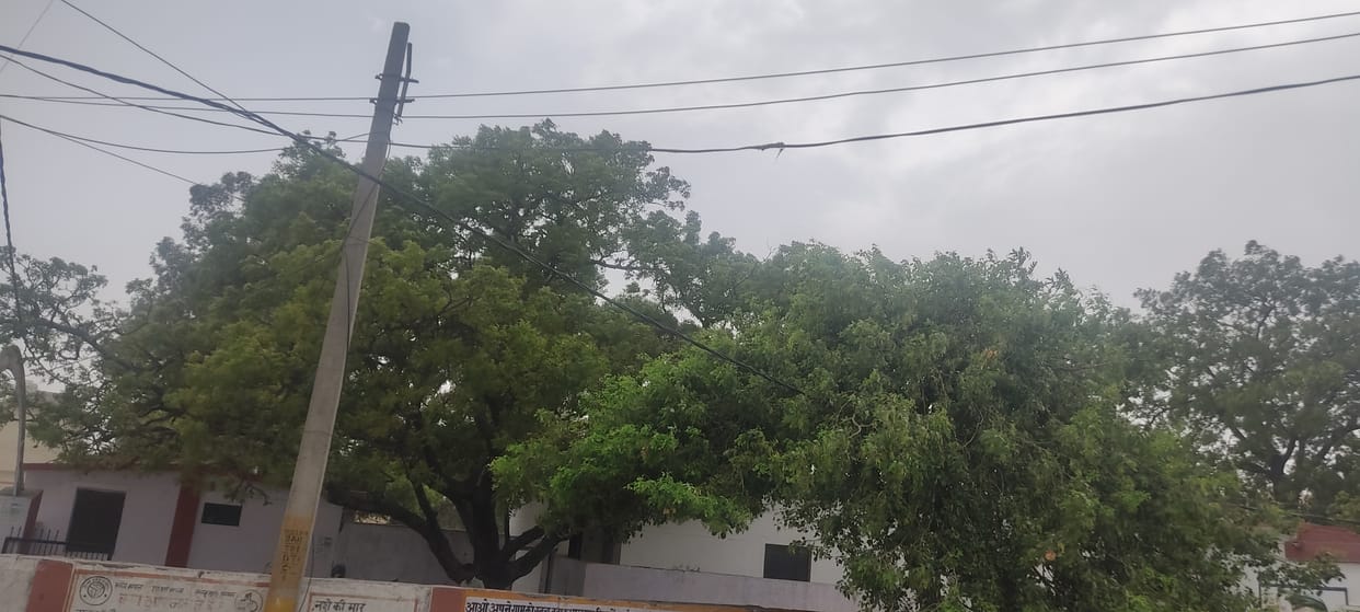 The storm blew the electricity of more than fifty villages including the city