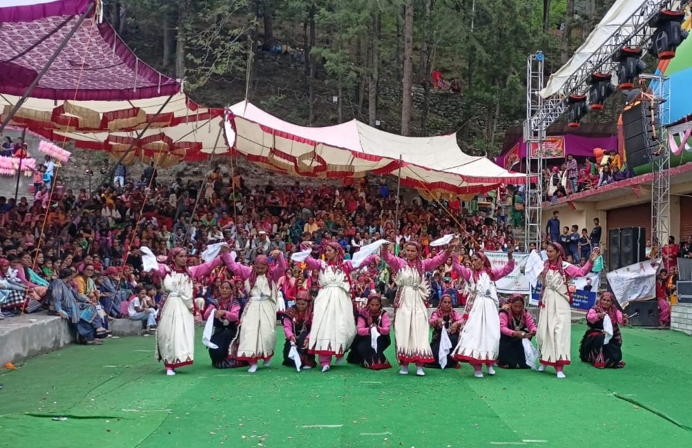 Bharadwaj and Chinta Thakur tied the knot in the third cultural evening of Banjar Fair