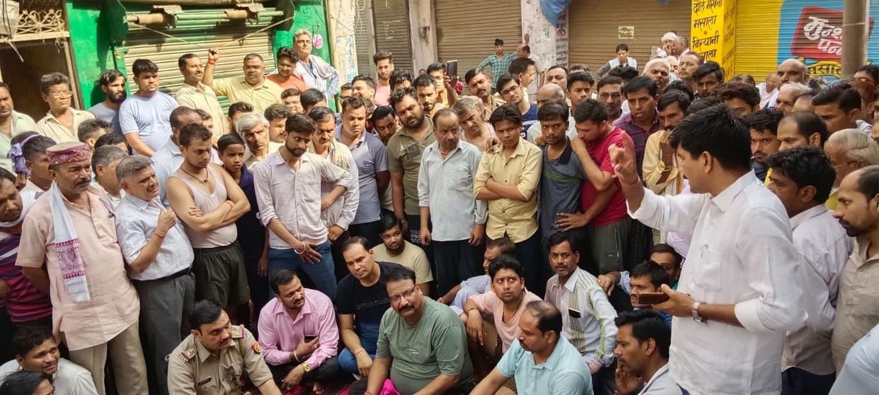 Hathras: Traders closed shop and demonstrated against police