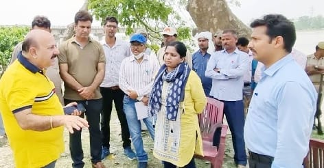Railway team inspected the dam cut by the flood