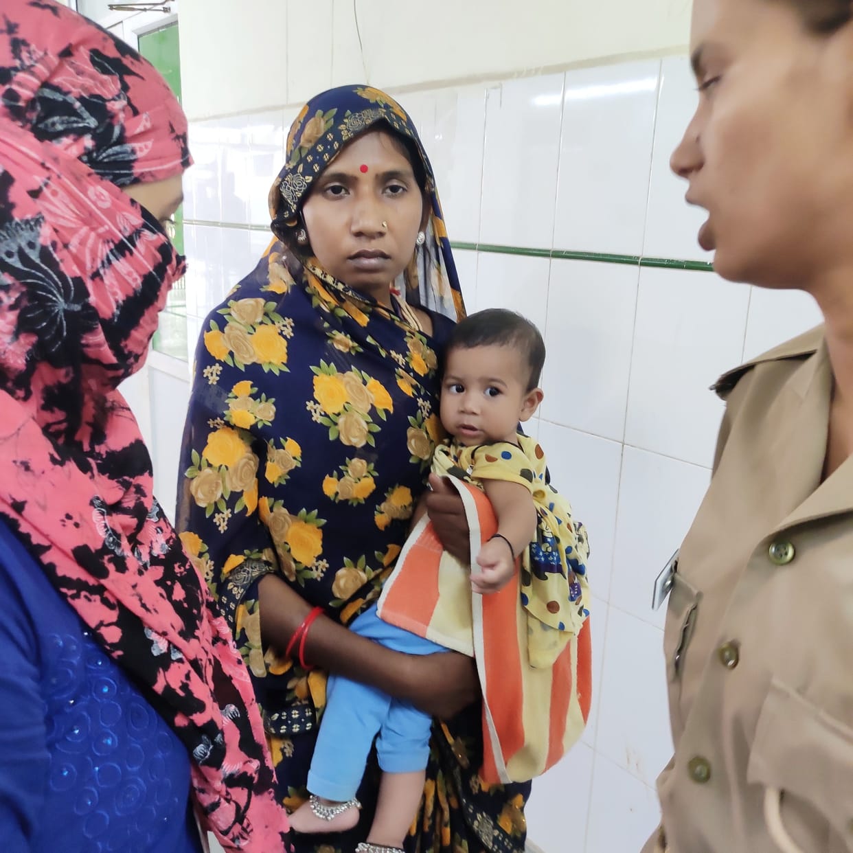 Newborn fell in Mandakini, after five minutes the sailors rescued