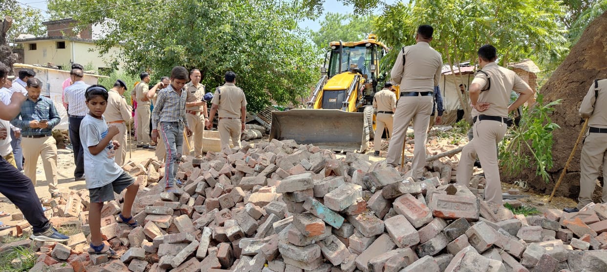 Bulldozer on illegal occupation of pond land