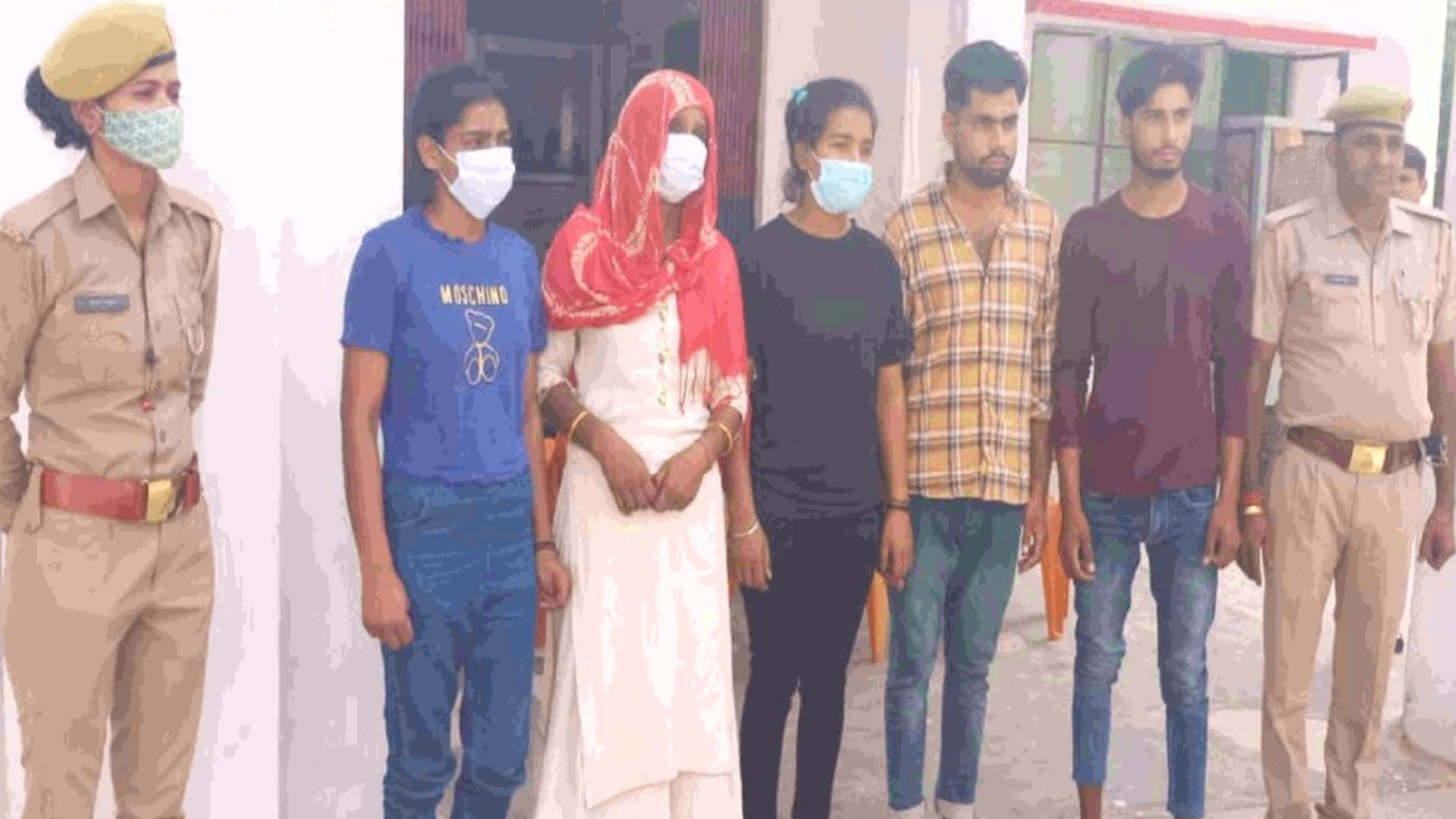 Greater Noida dankaur Two sisters gave poison to family to marry of their will mother help them then elope with boyfriends police arrested five