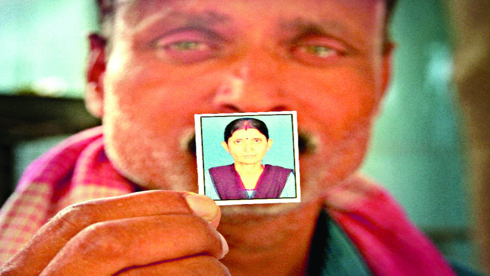 Delhi Mundka Fire Incidents Manoj is searching for his wife Soni in Delhi hospitals for four days Children ask when will mommy come