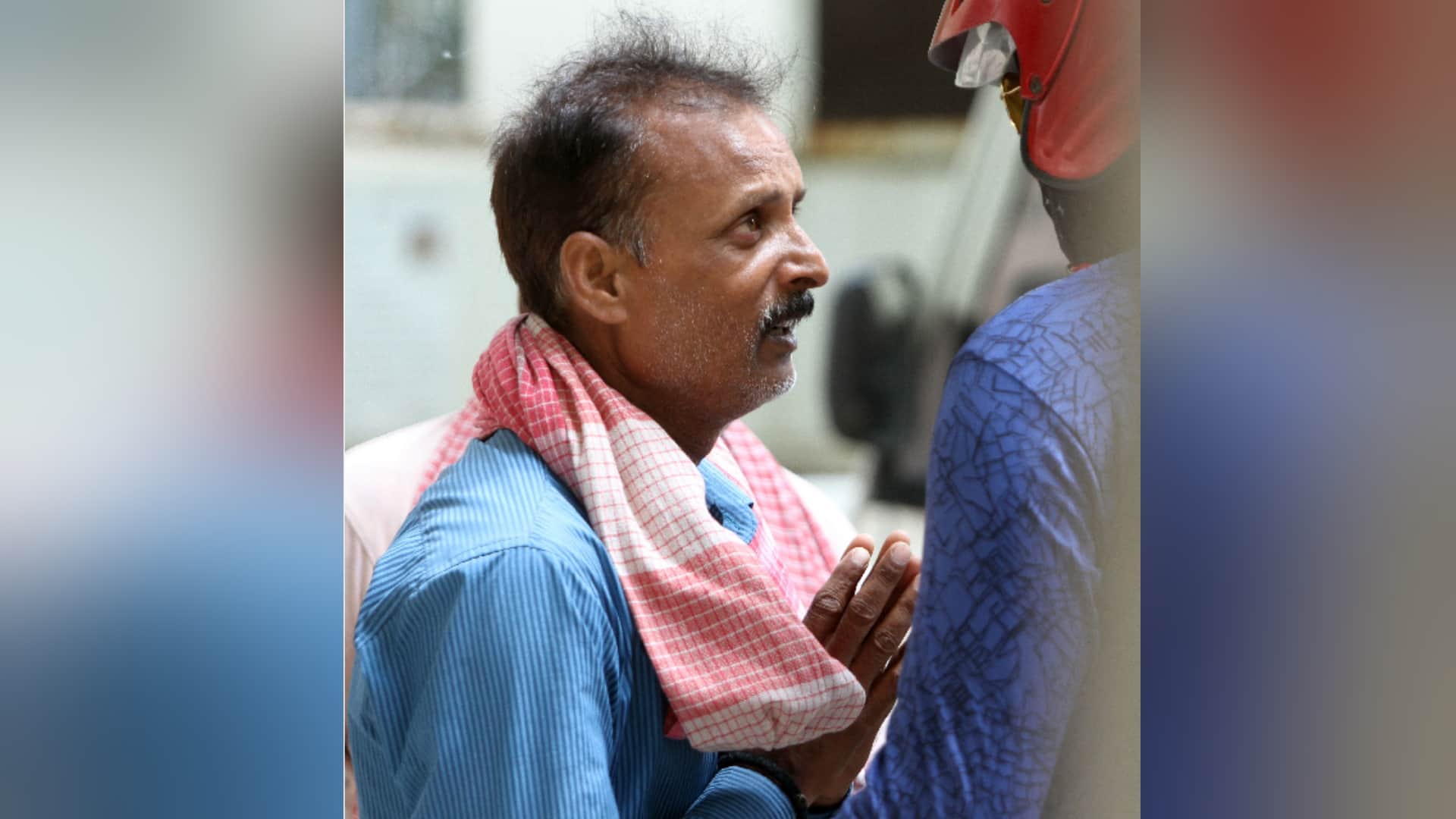 Delhi Mundka Fire Incidents Manoj is searching for his wife Soni in Delhi hospitals for four days Children ask when will mommy come