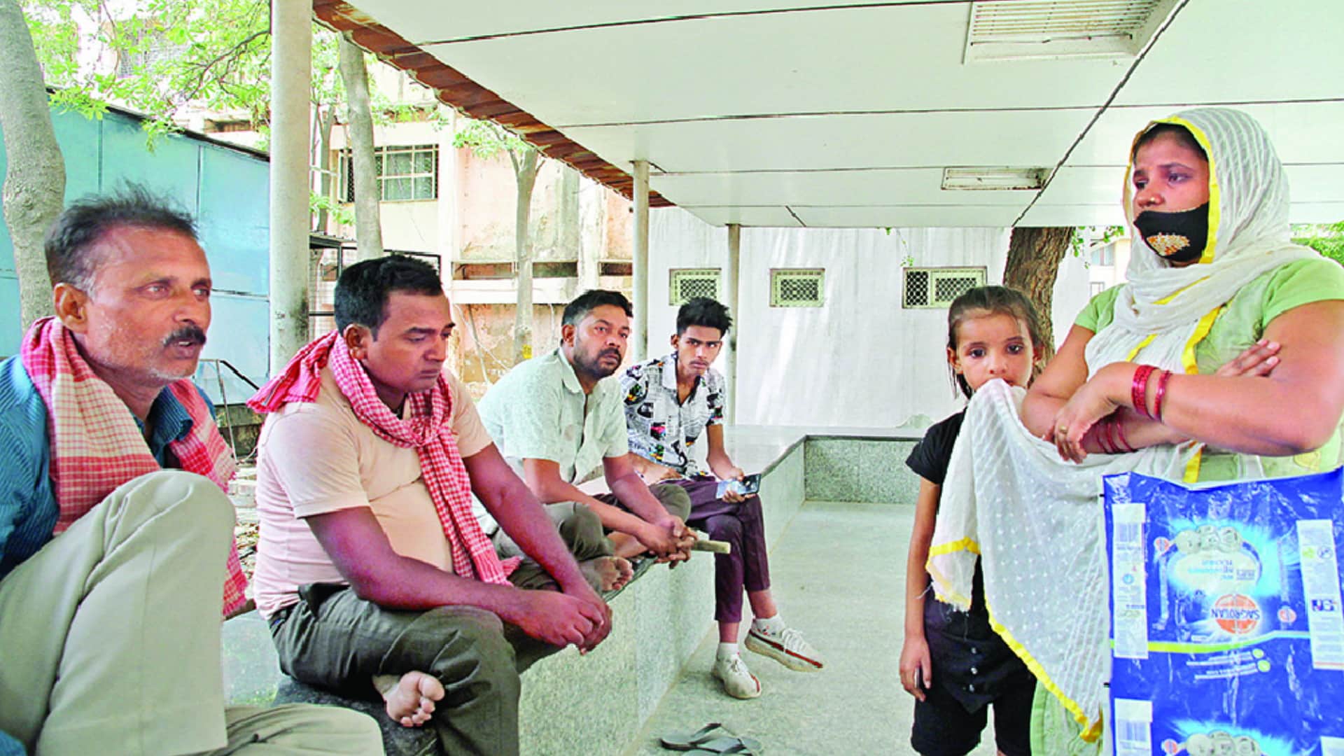 Delhi Mundka Fire Incidents Manoj is searching for his wife Soni in Delhi hospitals for four days Children ask when will mommy come