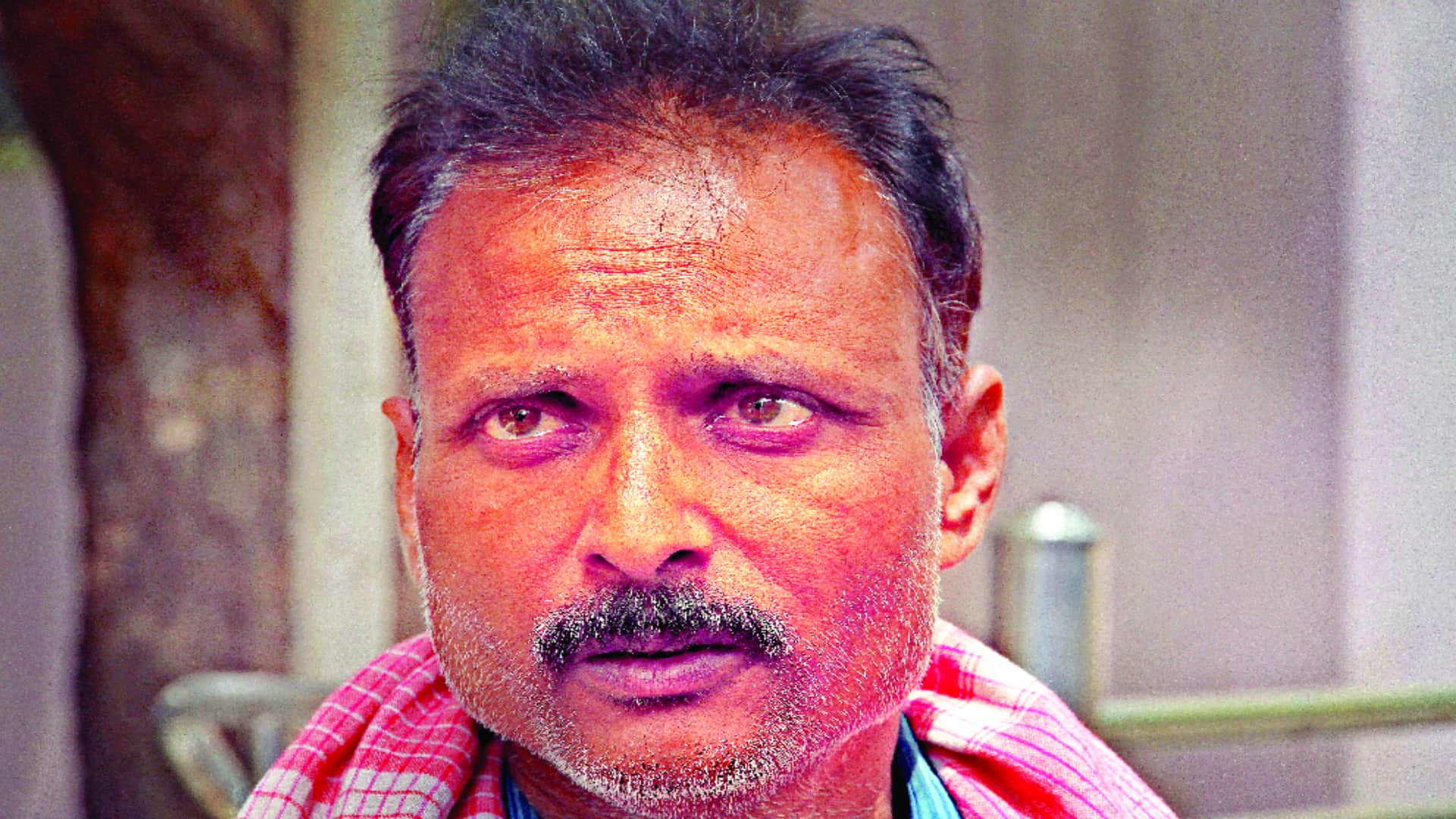 Delhi Mundka Fire Incidents Manoj is searching for his wife Soni in Delhi hospitals for four days Children ask when will mommy come