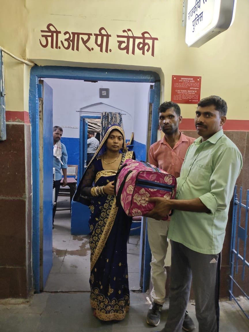 Woman's bag left in train, GRP found it and handed it over