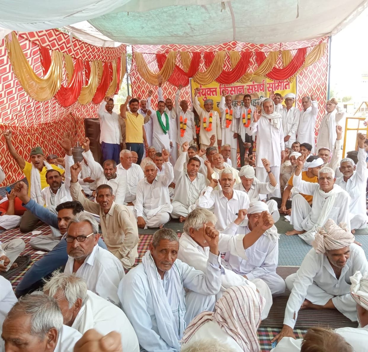 Due to the heat, the condition of two farmers sitting on a dharna deteriorated, admitted to the hospital