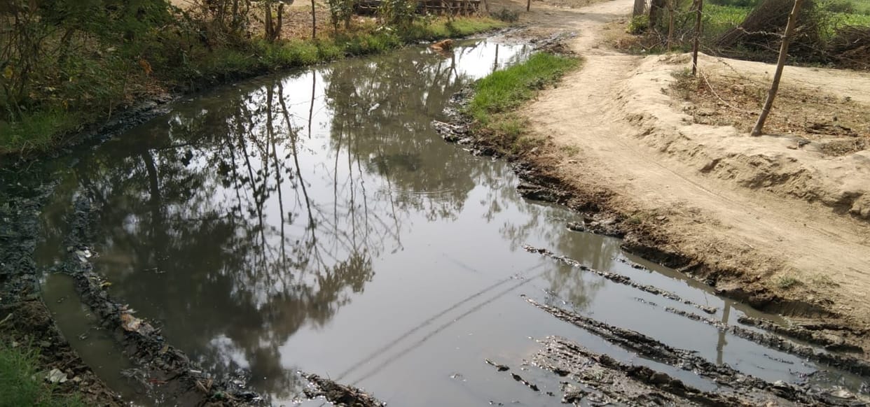 Hathras: Use of substandard bricks in Panchayat building, waterlogging on the way