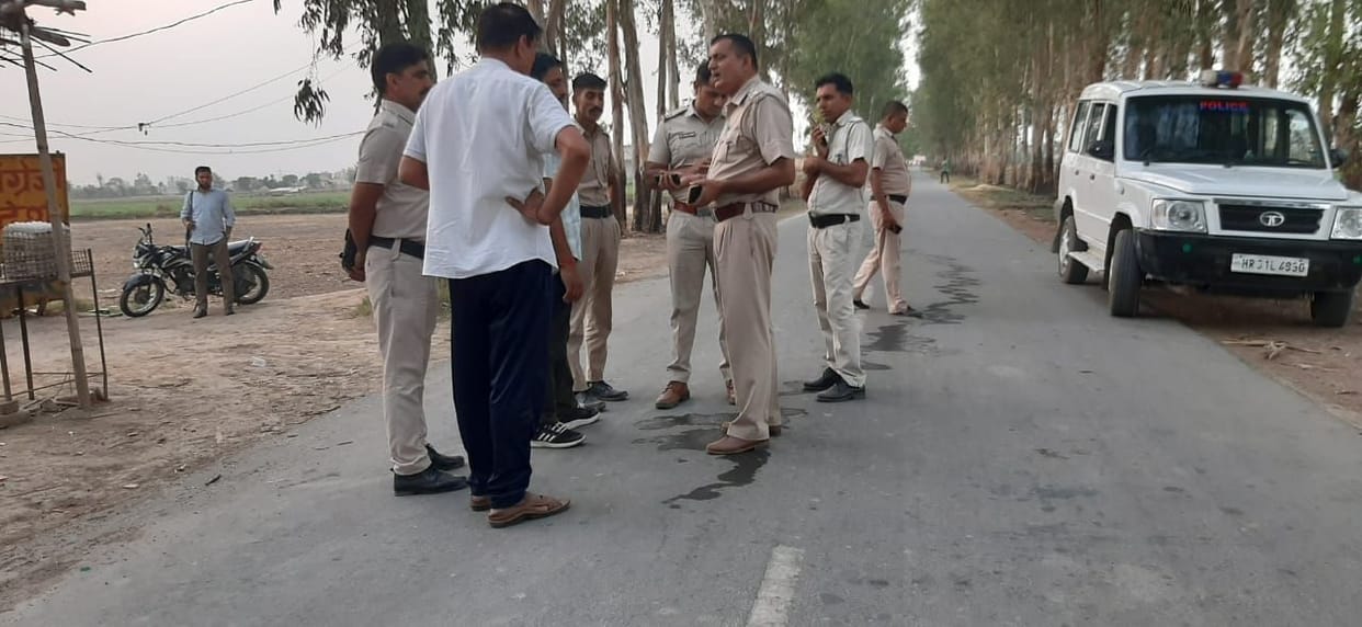 One lakh rupees looted from bank workers on the strength of pistol