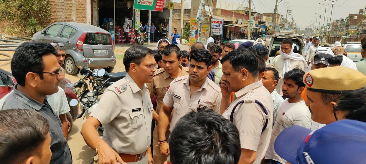 Miscreants fired for robbery, mobile saved
