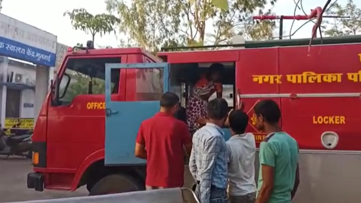 Betul: Fire brigade became an ambulance, the injured lying in the road were taken to the hospital, people admired the spirit of firefighters