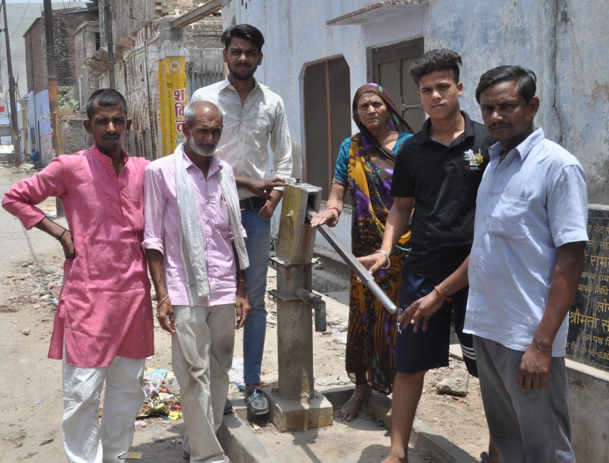 Hathras: 12 hand pumps damaged, even the taps of Amrit Yojana are not operational, from where to get water