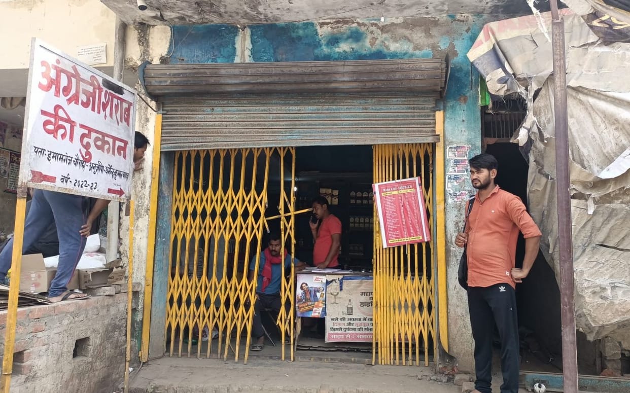 UP-112's car remained parked, thieves took away liquor worth lakhs by breaking the shutter