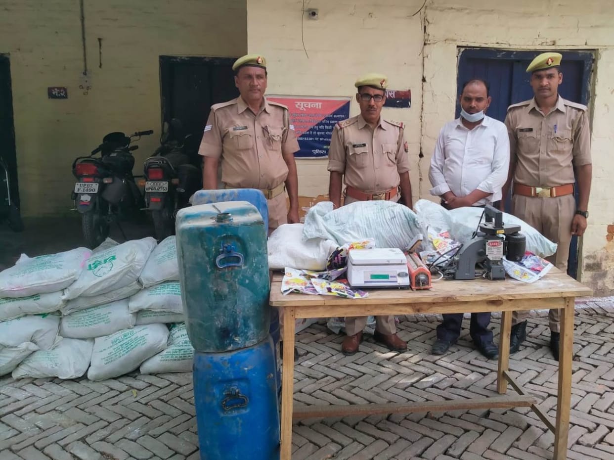 Illegal detergent powder factory busted in jaunpur fake surf recovered owner arrested