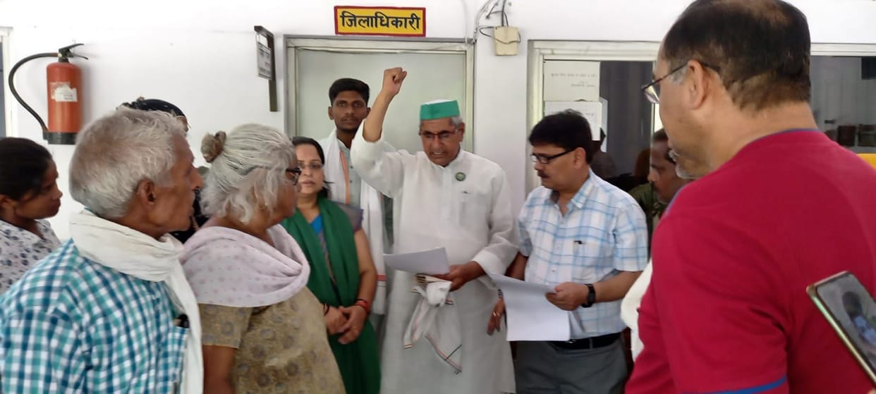 Hathras: Farmers' crop is drying up due to less electricity