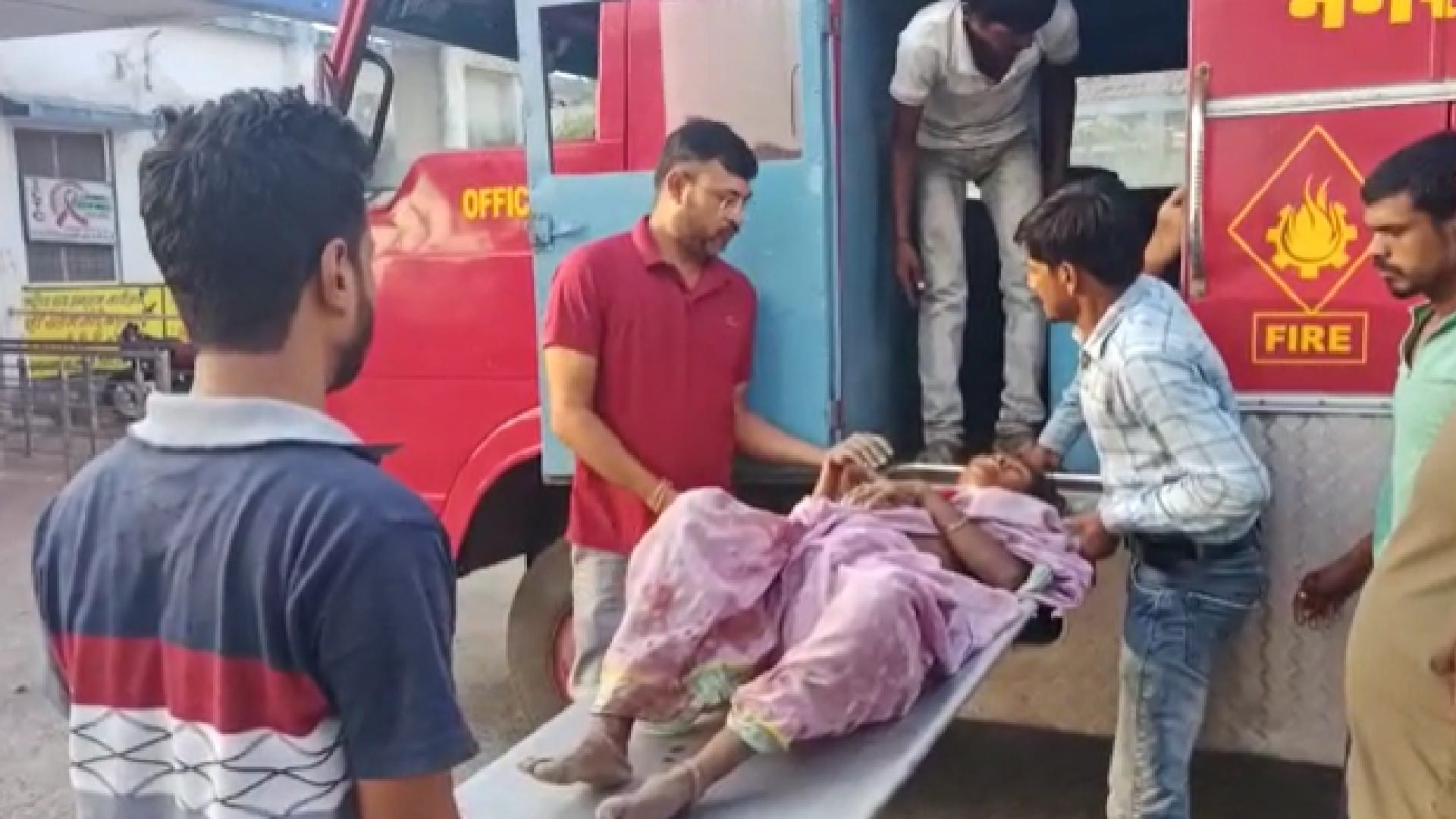 Betul: Fire brigade became an ambulance, the injured lying in the road were taken to the hospital, people admired the spirit of firefighters