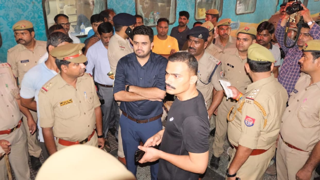 Mumbai Humsafar train stopped on information of bomb in gorakhpur