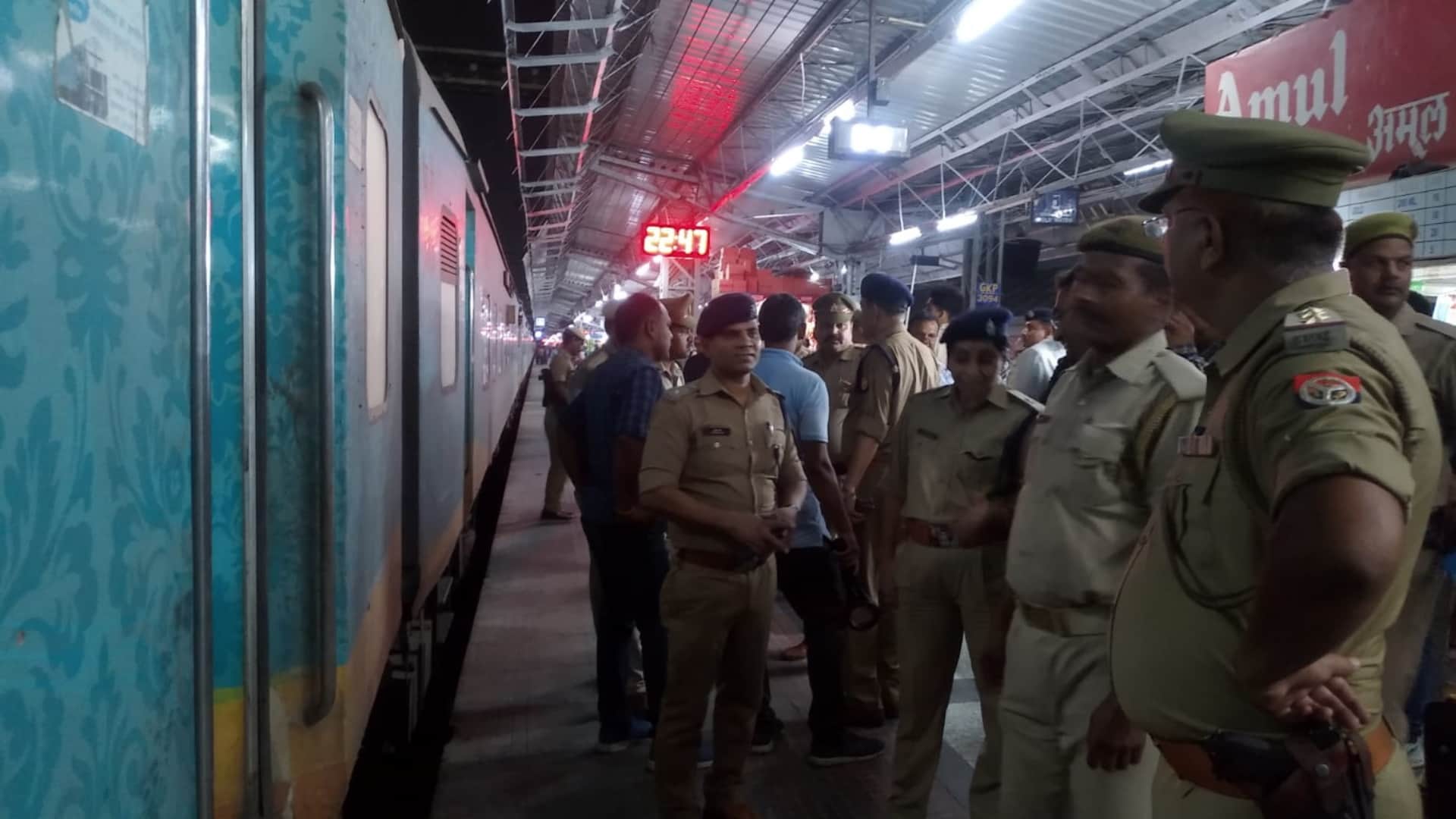 Mumbai Humsafar train stopped on information of bomb in gorakhpur