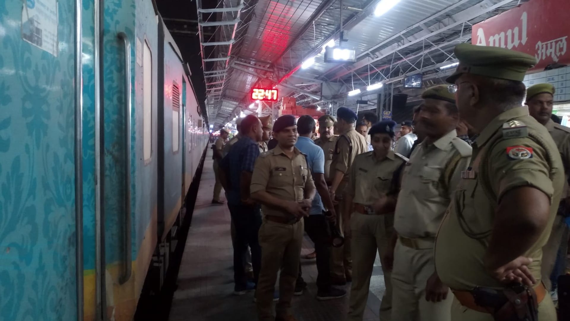 Mumbai Humsafar train stopped on information of bomb in gorakhpur
