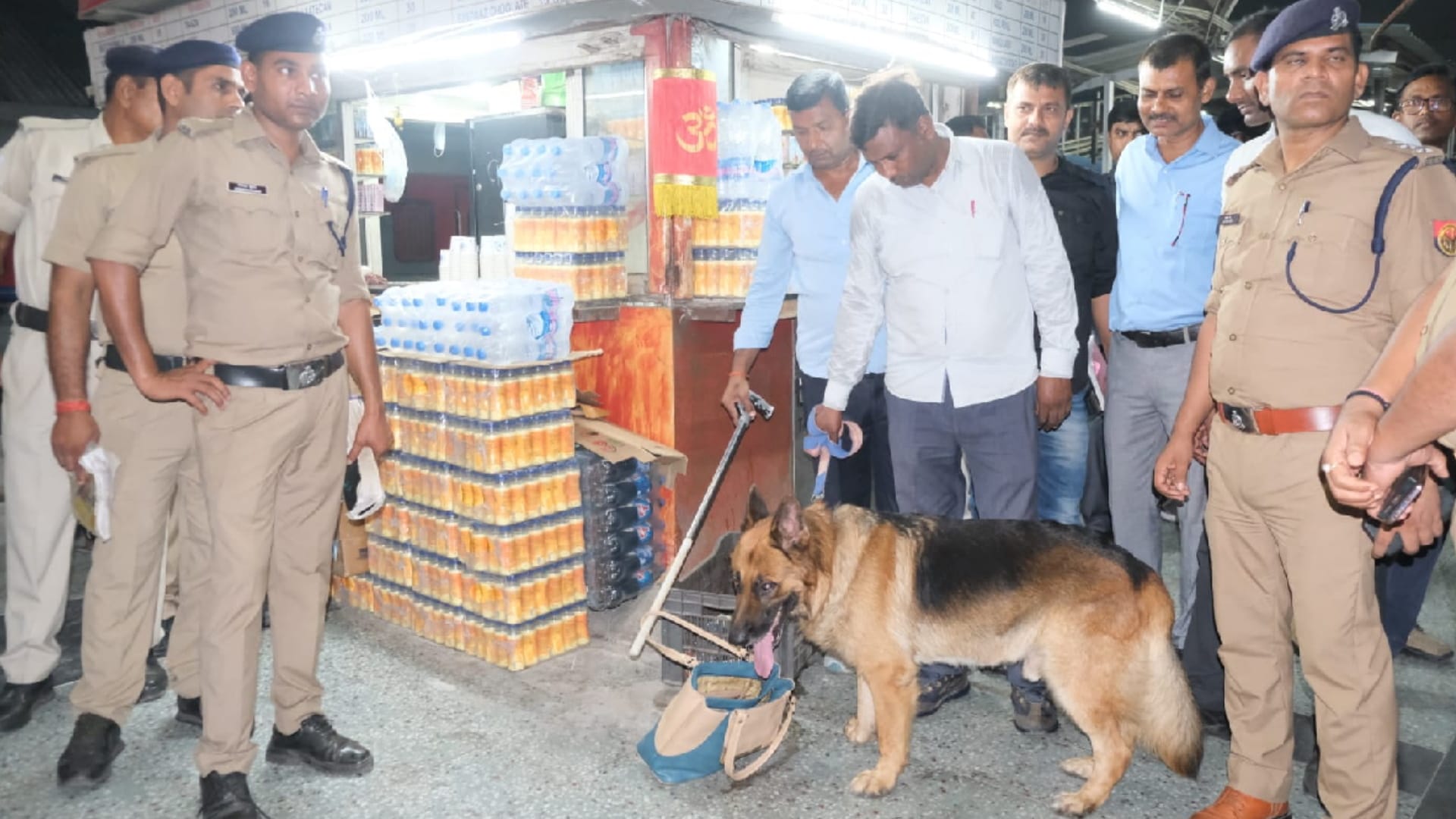 Mumbai Humsafar train stopped on information of bomb in gorakhpur