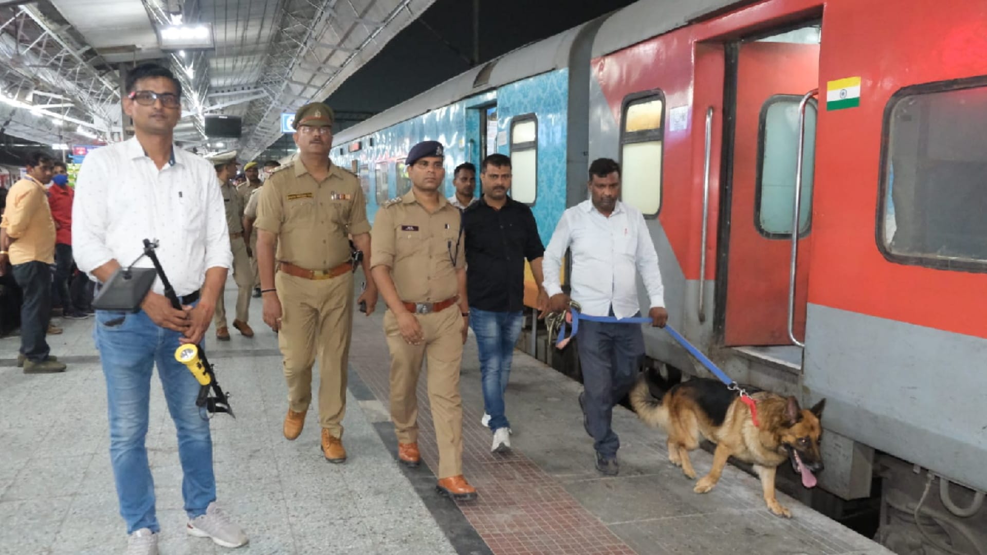 Mumbai Humsafar train stopped on information of bomb in gorakhpur